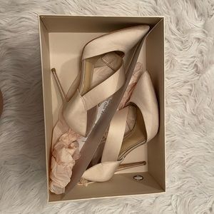 VINCE CAMUTO size 5.5 💫✨ satin heel